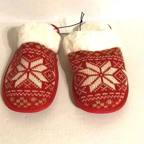 Gap Winter Slippers Red Snowflake Size 5-6 NWOT - Picture 1 of 7